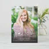 Modern Script Graduate 5 Photo Graduation Einladung (Stehend Vorderseite)