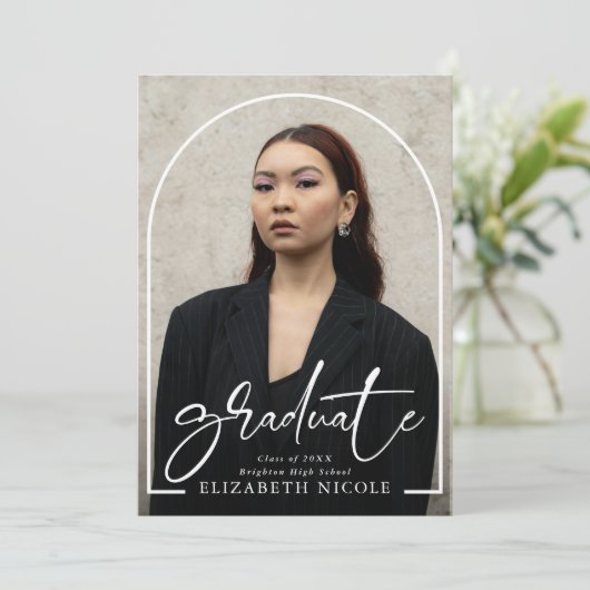 Modern Script Graduate Foto Arch Abschluss Einladung (Stehend Vorderseite)