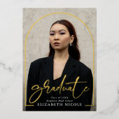 Modern Script Graduate Foto Arch Abschluss Folieneinladung (Vorderseite)