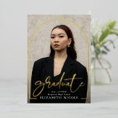 Modern Script Graduate Foto Arch Abschluss Folieneinladung (Stehend vorne)