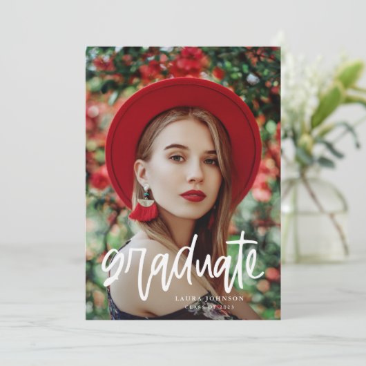 Modern Script Graduate Graduation Party Einladung (Stehend Vorderseite)