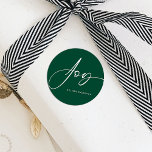 Modern Script Green Christmas Joy Runder Aufkleber<br><div class="desc">Das ist ein schlichter, aber eleganter Urlaubsaufkleber mit einem schönen Script-Schriftart in klassisch grün und weiß mit dem Wort "Joy". Das wäre Anzug für alle, die Geschenkartikel suchen, die sowohl modern, minimalistisch und festlich sind. Bitte kontaktieren Sie den Designer, wenn Sie Fragen zu diesem Design oder zu passenden Produkten haben....</div>