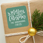 Modern Script Green Frohe Weihnachten Custom Quadratischer Aufkleber<br><div class="desc">Stilvolle Weihnachtspensticker mit weißem Schriftzeichen und Akzenten von Ästen mit heiligen Blätter und Beeren. Personalisieren Sie mit individuelle Name / Familie und Jahrestext. Die Farbe des grünen Hintergrunds kann geändert werden.</div>