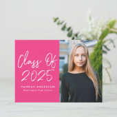 Modern Script Hot Pink Photo Graduation Party Einladung (Stehend Vorderseite)