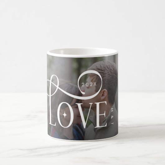 Modern Script Love Custom Engaged Couples Photo Kaffeetasse (Mittel)