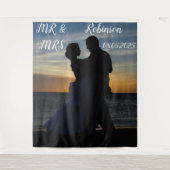 Modern Script Mr. & Mrs. Wedding Backdrop Banner Wandteppich (Vorderseite)
