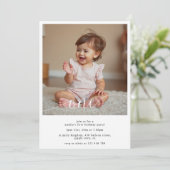 Modern Script Overlay Baby's First Birthday Photo Einladung (Stehend Vorderseite)
