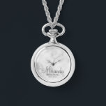 Modern Script Personalisiert Bridesmaid Armbanduhr<br><div class="desc">Fügen Sie Ihrer Hochzeit eine persönliche Touch mit einem personalisierten Brautjunggeschenk hinzu. Dieses Design zeichnet sich durch den personalisierten Namen einer Brautjungfrau aus, die im Stil eines grauen, modernen Schriftartes mit Drehbuch und Hochzeitsdatum in einem grau-modernen Sans Serif Schriftart Stil auf weißem Marmorboden. Auch perfekt für Trauzeugin, Mutter der Braut...</div>