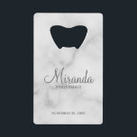 Modern Script Personalisiert Bridesmaid Geldbeutel Flaschenöffner<br><div class="desc">Fügen Sie Ihrer Hochzeit eine persönliche Touch mit einem personalisierten Brautjunggeschenk hinzu. Dieses Design zeichnet sich durch den personalisierten Namen einer Brautjungfrau aus, die im Stil eines grauen, modernen Schriftartes mit Drehbuch und Hochzeitsdatum in einem grau-modernen Sans Serif Schriftart Stil auf weißem Marmorboden. Auch perfekt für Trauzeugin, Mutter der Braut...</div>