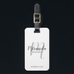 Modern Script Personalisiert Bridesmaid Gepäckanhänger<br><div class="desc">Fügen Sie Ihrer Hochzeit eine persönliche Touch mit einem personalisierten Gepäckanhänger der Brauerei hinzu. Dieses Gepäckanhänger zeichnet sich durch den personalisierten Namen einer Brautjungfrau aus, der im Stil eines grauen, modernen Drehbuch-Schriftartes und in Monogramm im hellgrauen, modernen Schriftart-Stil gehalten ist. Der Hintergrund ist mit dem Titel und dem Hochzeitdatum in...</div>