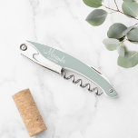 Modern Script Personalisiert Bridesmaid Kellnermesser<br><div class="desc">Personalisierte Bridesmaid-Geschenke mit dem personalisierten Namen der Brautjungfrau im Stil von Schriftart mit weißer Schrift mit dem Titel in modernen Sans Serif Schriftart Stil auf schlängelgrünem Hintergrund. Auch perfekt für Trauzeugin,  Mutter der Braut und mehr.</div>