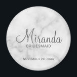 Modern Script Personalisiert Bridesmaid Magnet<br><div class="desc">Fügen Sie Ihrer Hochzeit eine persönliche Touch mit einem personalisierten Magneten für Bräuner hinzu. Dieser Magnet zeichnet sich durch den personalisierten Namen einer Brautjungfrau aus, die im Stil eines grauen, modernen Drehbuchschreibers im Schriftart-Stil mit dem Titel und dem Hochzeitstag in einem grau-modernen Sans-Serif-Schriftart auf weißem Marmorboden ist. Auch perfekt für...</div>