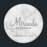 Modern Script Personalisiert Bridesmaid Magnet<br><div class="desc">Fügen Sie Ihrer Hochzeit eine persönliche Touch mit einem personalisierten Magneten für Bräuner hinzu. Dieser Magnet zeichnet sich durch den personalisierten Namen einer Brautjungfrau aus, die im Stil eines grauen, modernen Drehbuchschreibers im Schriftart-Stil mit dem Titel und dem Hochzeitstag in einem grau-modernen Sans-Serif-Schriftart auf weißem Marmorboden ist. Auch perfekt für...</div>