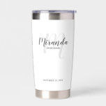 Modern Script Personalisiert Bridesmaid Name Thermobecher<br><div class="desc">Fügen Sie Ihrer Hochzeit eine persönliche Touch mit einem personalisierten Brautjunggeschenk hinzu. Dieses Design zeichnet sich durch den personalisierten Namen der Brautjungfrau aus, der im Stil eines grauen, modernen Drehbuch-Schriftartes und Monogramm im hellgrauen, modernen Schriftart-Stil als Hintergrund mit Titel und Hochzeitsdatum in grauem, modernem Sans Serif-Schriftart auf weißem Hintergrund ist....</div>