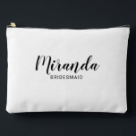 Modern Script Personalisiert Bridesmaid Name Zubehörtasche<br><div class="desc">Modernes Drehbuch Personalisiert Bridesmaid Geschenk mit personalisierten Namen von Brautjungfrau im modernen,  schwarz-Script-Schriftart-Stil mit Titel und Hochzeitdatum in modernen sans serif Schriftart Stil auf weißem Hintergrund. Auch perfekt für Trauzeugin,  Blume Mädchen,  Mutter der Braut,  Trauzeuge,  Trauzeuge und mehr.</div>