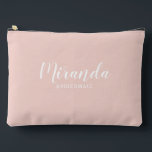 Modern Script Personalisiert Bridesmaid Name Zubehörtasche<br><div class="desc">Modernes Drehbuch Personalisiert Bridesmaid Geschenk mit dem personalisierten Namen der Brautjungfrau in einem modernen,  weißen Schriftart-Stil mit Titel und Hochzeitstag in modernen sans serif Schriftart Stil auf rot rosa Hintergrund. Auch perfekt für Trauzeugin,  Blume Mädchen,  Mutter der Braut und mehr.</div>