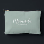 Modern Script Personalisiert Bridesmaid Name Zubehörtasche<br><div class="desc">Modernes Drehbuch Personalisiert Bridesmaid Geschenk mit personalisierten Namen von Brautjungfrau im modernen,  weißen Script-Schriftart Stil mit Titel und Hochzeitdatum in modernen sans serif Schriftart Stil auf schlauer grüner Hintergrund. Auch perfekt für Trauzeugin,  Blume Mädchen,  Mutter der Braut und mehr.</div>