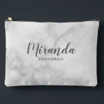 Modern Script Personalisiert Bridesmaid Name Zubehörtasche<br><div class="desc">Modernes Drehbuch Personalisiert Bridesmaid Geschenk mit personalisierten Bräunungsnamen in grauem,  modernem Drehbuch-Schriftart mit Titel und Hochzeitsdatum in modernen sans serif Schriftart Stil auf weißem Marmor Hintergrund. Auch perfekt für Trauzeugin,  Blume Mädchen,  Mutter der Braut und mehr.</div>