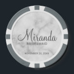 Modern Script Personalisiert Bridesmaid Pokerchips<br><div class="desc">Fügen Sie Ihrer Hochzeit eine persönliche Touch mit personalisierten Poker-Chips für Bräute hinzu. Dieses Design zeichnet sich durch den personalisierten Namen einer Brautjungfrau aus, die im Stil eines grauen, modernen Schriftartes mit Drehbuch und Hochzeitsdatum in einem grau-modernen Sans Serif Schriftart Stil auf weißem Marmorboden. Auch perfekt für Trauzeugin, Mutter der...</div>