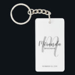 Modern Script Personalisiert Bridesmaid Schlüsselanhänger<br><div class="desc">Fügen Sie Ihrer Hochzeit eine persönliche Touch mit personalisiertem Schlüsselanhänger einer Brautjungfrau hinzu. Dieser Schlüsselanhänger zeichnet sich durch den personalisierten Namen der Brautjungfrau aus, der im Stil eines grauen, modernen Drehbuch-Schriftartes und in Monogramm im hellgrauen, modernen Drehbuch-Schriftart-Stil als Hintergrund mit Titel und Hochzeitdatum in grauem, modernem Sans Serif Schriftart Stil...</div>