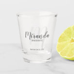 Modern Script Personalisiert Bridesmaid Schnapsglas<br><div class="desc">Fügen Sie Ihrer Hochzeit eine persönliche Touch mit personalisiertem Bräunungsglas hinzu. Dieses Shotglas zeichnet sich durch den personalisierten Namen einer Brautjungfrau aus, der im Stil eines grauen, modernen Drehbuch-Schriftartes und Monogramm im hellgrauen, modernen Drehbuch-Schriftart-Stil als Hintergrund mit dem Titel und dem Hochzeitstermin im Stil eines grauen, modernen Sans Serif-Schriftartes ist....</div>