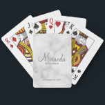 Modern Script Personalisiert Bridesmaid Spielkarten<br><div class="desc">Personalisierte Bridesmaid-Geschenke Dieses Design besticht durch den personalisierten Namen einer Brautjungfrau in einem modernen,  grauen Stil mit Drehbuch-Schriftart mit Titel und Hochzeitsdatum in grauem,  modernem Sans Serif-Schriftart auf weißem Marmorhintergrund. Auch perfekt für Trauzeugin,  Mutter der Braut und mehr.</div>