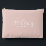 Modern Script Personalisiert Bridesmaid Zubehörtasche<br><div class="desc">Personalisierte Bridesmaid-Geschenke mit dem personalisierten Namen der Brautjungfrau in einem modernen,  weißen Drehbuch-Schriftart-Stil mit Titel und Hochzeitsdatum in modernen Sans Serif-Schriftart-Stil auf rot rosa Hintergrund. Auch perfekt für Trauzeugin,  Brautmutter,  Blume Mädchen und mehr.</div>