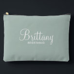 Modern Script Personalisiert Bridesmaid Zubehörtasche<br><div class="desc">Personalisierte Bridesmaid-Geschenke mit dem personalisierten Namen der Brautjungfrau im modernen,  weißen Schriftart-Stil mit Titel und Hochzeitstag in modernen Sans Serif-Schriftart-Stil auf schlauem grünem Hintergrund. Auch perfekt für Trauzeugin,  Brautmutter,  Blume Mädchen und mehr.</div>