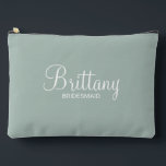 Modern Script Personalisiert Bridesmaid Zubehörtasche<br><div class="desc">Personalisierte Bridesmaid-Geschenke mit dem personalisierten Namen der Brautjungfrau im modernen,  weißen Schriftart-Stil mit Titel und Hochzeitstag in modernen Sans Serif-Schriftart-Stil auf schlauem grünem Hintergrund. Auch perfekt für Trauzeugin,  Brautmutter,  Blume Mädchen und mehr.</div>