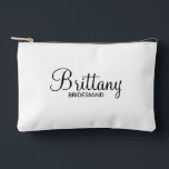 Modern Script Personalisiert Bridesmaid Zubehörtasche<br><div class="desc">Personalisierte Bridesmaid-Geschenke mit dem personalisierten Namen der Brautjungfrau in einem modernen, schwarzen Schriftart-Stil mit Titel und Hochzeitsdatum in modernen serifenlosen Schriftart-Stil auf weißem Hintergrund. Auch perfekt für Trauzeugin, Mutter der Braut, Trauzeuge, Trauzeuge, Brautvater und mehr.</div>