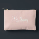 Modern Script Personalisiert Bridesmaid Zubehörtasche<br><div class="desc">Personalisierte Bridesmaid-Geschenke mit dem personalisierten Namen der Brautjungfrau in einem modernen,  weißen Drehbuch-Schriftart-Stil mit Titel und Hochzeitsdatum in modernen Sans Serif-Schriftart-Stil auf rot rosa Hintergrund. Auch perfekt für Trauzeugin,  Brautmutter,  Blume Mädchen und mehr.</div>