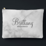 Modern Script Personalisiert Bridesmaid Zubehörtasche<br><div class="desc">Personalisierte Bridesmaid-Geschenke mit dem personalisierten Namen der Brautjungfrau in grauem,  modernem Drehbuch-Schriftart-Stil mit Titel und Hochzeitstermin im modernen serifenlosen Schriftart auf weißem Marmorboden. Auch perfekt für Trauzeugin,  Brautmutter,  Blume Mädchen und mehr.</div>