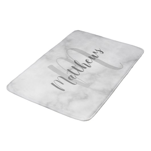 Modern Script Personalisiert Monogram und Familien Badematte (Schrägansicht)