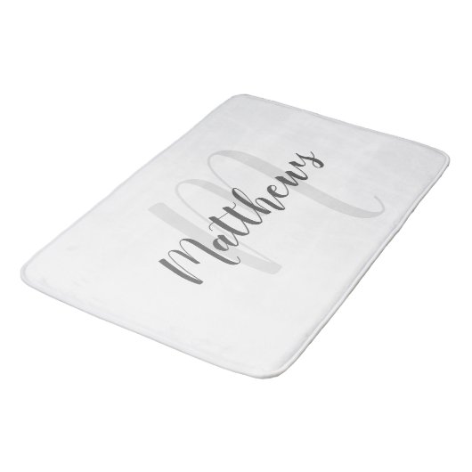 Modern Script Personalisiert Monogram und Familien Badematte (Schrägansicht)