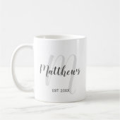 Modern Script Personalisiert Monogram und Familien Kaffeetasse (Links)