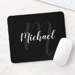 Modern Script Personalisiert Monogram und Name Bla Mousepad<br><div class="desc">Personalisiertes Monogramm und Namensgeschenk mit personalisiertem Namen im Stil eines modernen,  weißen Skript-Schriftartes und Monogramm in grauem,  modernen Script-Schriftart-Stil als Hintergrund auf schwarzem Hintergrund.</div>
