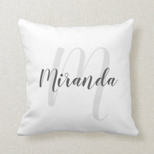 Modern Script Personalisiert Monogram und Name Kissen