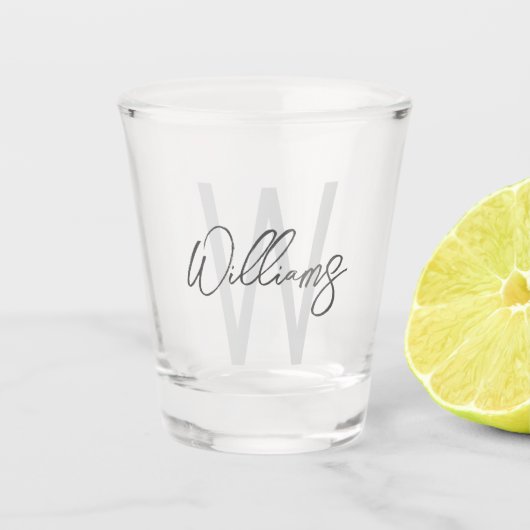 Modern Script Personalisiert Monogram und Name Schnapsglas (Vorderseite)