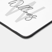 Modern Script Personalisiert Monogram und Name Schreibtischunterlage (Ecke)