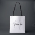 Modern Script Personalisiert Monogram und Name Tasche<br><div class="desc">Personalisiertes Monogramm und Namensgeschenk mit personalisiertem Namen in grauem,  modernem Skript-Schriftart-Stil und Monogramm im hellgrauen modernen Script-Schriftart-Stil als Hintergrund auf weißem Hintergrund. Perfekt als Urlaubsgeschenk,  Familienfavoriten,  Dankeschön für Brautmädchen und Geschenk für alle besondere Anlass.</div>