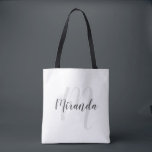 Modern Script Personalisiert Monogram und Name Tasche<br><div class="desc">Personalisiertes Monogramm und Namensgeschenk mit personalisiertem Namen in grauem,  modernem Skript-Schriftart-Stil und Monogramm im hellgrauen modernen Script-Schriftart-Stil als Hintergrund auf weißem Hintergrund. Perfekt als Urlaubsgeschenk,  Familienfavoriten,  Dankeschön für Brautmädchen und Geschenk für alle besondere Anlass.</div>