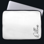 Modern Script Personalisiert Name Laptopschutzhülle<br><div class="desc">Moderne Minimalistische Personalisierte Namensschilder Dieses Design zeichnet sich durch einen personalisierten Namen im modernen,  schwarzen Schriftart mit Schrift auf weißem Hintergrund aus. Perfekt als Urlaubsgeschenke für ihn,  väterliche Tagesgeschenke und Geschenke für jeden besondere Anlass.</div>
