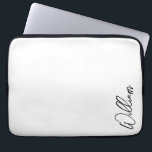Modern Script Personalisiert Name Laptopschutzhülle<br><div class="desc">Moderne Minimalistische Personalisierte Namensschilder Dieses Design zeichnet sich durch einen personalisierten Namen im modernen,  schwarzen Schriftart mit Schrift auf weißem Hintergrund aus. Perfekt als Urlaubsgeschenke für ihn,  väterliche Tagesgeschenke und Geschenke für jeden besondere Anlass.</div>