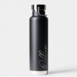 Modern Script Personalisiert Name Trinkflasche<br><div class="desc">Moderne Minimalistische Personalisierte Namensschilder Dieses Design zeichnet sich durch einen personalisierten Namen in einem modernen,  weißen Schriftart mit Schrift auf schwarzem Hintergrund aus. Perfekt als Urlaubsgeschenke für ihn,  väterliche Tagesgeschenke und Geschenke für jeden besondere Anlass.</div>