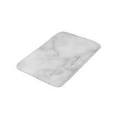 Modern Script Personalisiert Name White Marble Badematte (Schrägansicht)