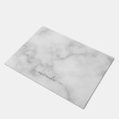 Modern Script Personalisiert Name White Marble Fußmatte (Schrägansicht)