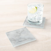 Modern Script Personalisiert Name White Marble Glasuntersetzer (Schrägansicht)