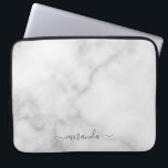Modern Script Personalisiert Name White Marble Laptopschutzhülle<br><div class="desc">Modernes Script Personalisiert Name White Marble Geschenk mit personalisiertem Namen in grau modernen Skript Schriftart Stil auf weißem Marmor Hintergrund.</div>
