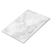 Modern Script Personalisiert Name White Marble Notizblock (angewinkelt)