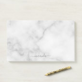 Modern Script Personalisiert Name White Marble Post-it Klebezettel (Auf Schreibtisch)